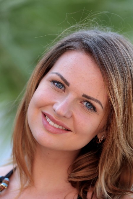 Летний восторг: обнаженная Одара у воды