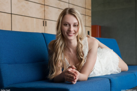 Смайлик с блондинкой на диване