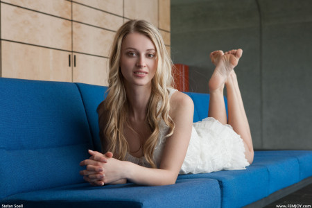 Смайлик с блондинкой на диване