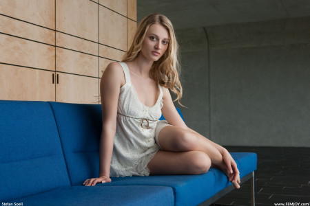 Смайлик с блондинкой на диване