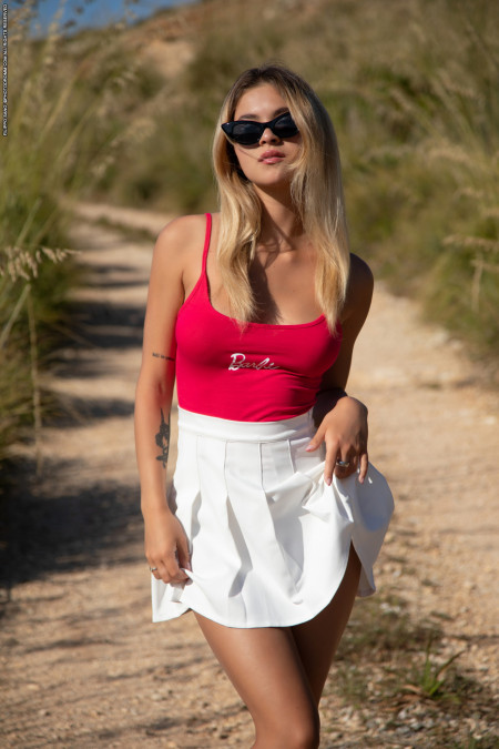 Летний фотосет с обнаженной девушкой