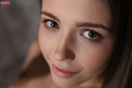 Соблазнительная Мила Азул на диване