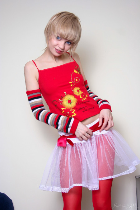 Веселая блондинка Cindy B в домашней обстановке