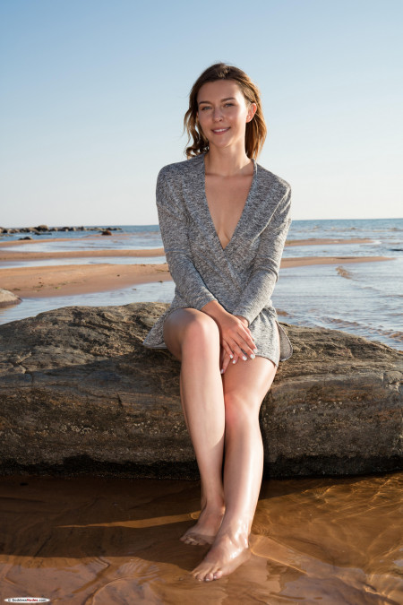 Солнечный день: Доминика Жуль в эротической фотосессии на закате