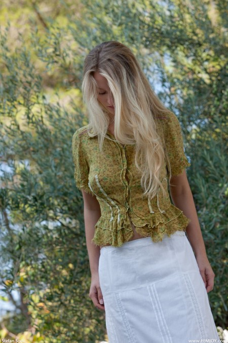 Летняя чувственность: фотосессия с улыбающейся моделью Carisha A