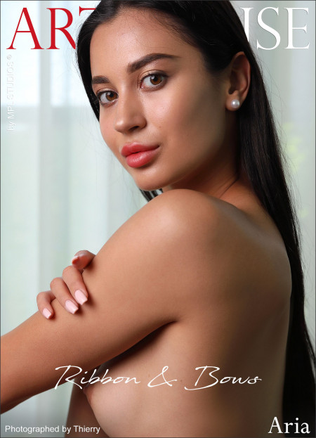 Соблазнительная эротическая фотосессия девушки Aria