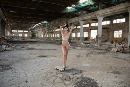 Спортивная секс-символ в элегантной позе