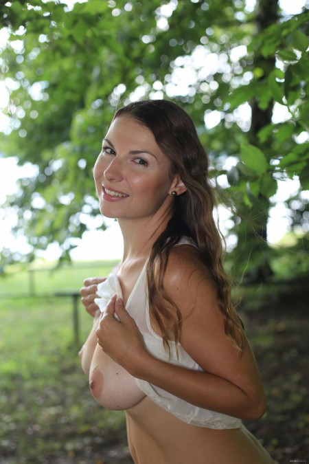 Летняя красота: улыбающаяся модель в природе