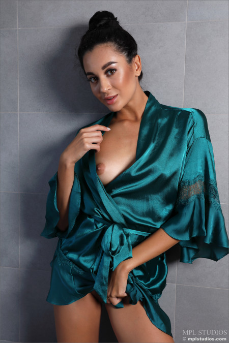 Соблазнительная красота: фотосессия в ванной