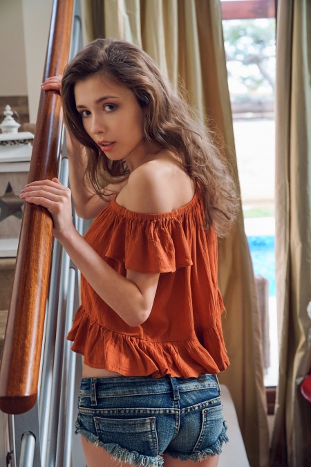 Мила Azul в эротической фотосессии