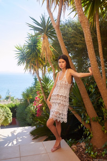 Счастливая модель у бассейна лежа