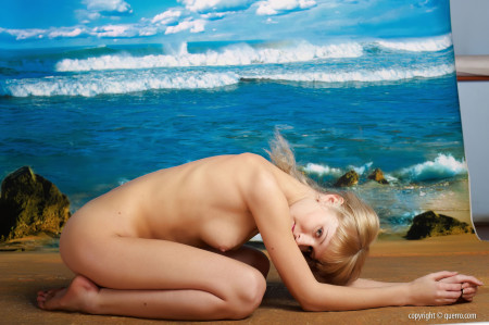 Радостная Лена в летней природе