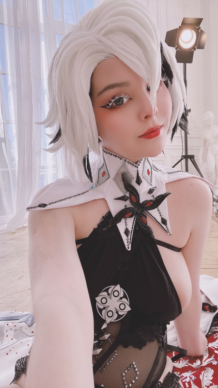 Изысканная фотосессия с обнаженной моделью