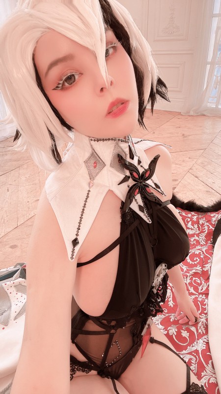 Изысканная фотосессия с обнаженной моделью