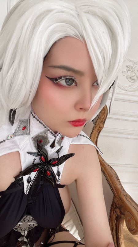 Изысканная фотосессия с обнаженной моделью