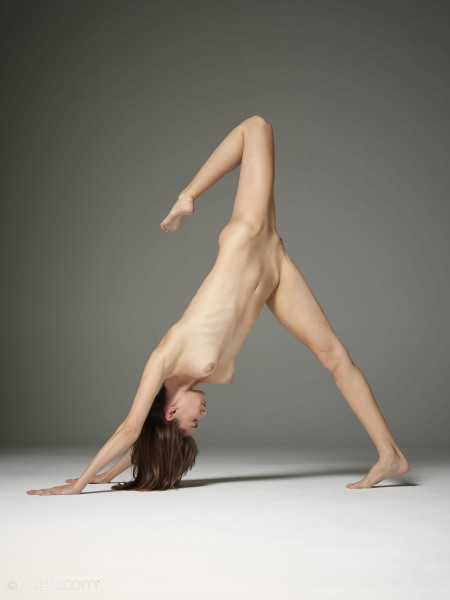 Подтянутая Анна: йога, спорт, счастливое улыбающееся балансирование