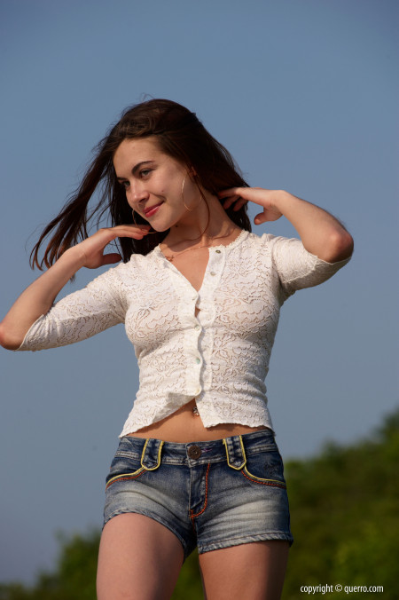 Счастливая Кетлин отдыхает на природе