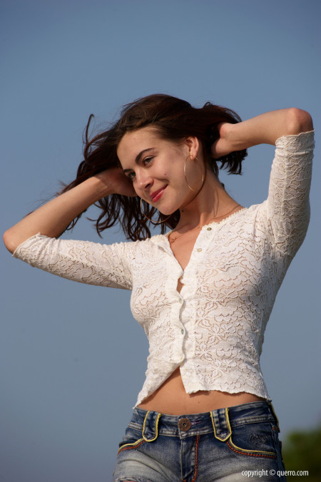 Счастливая Кетлин отдыхает на природе