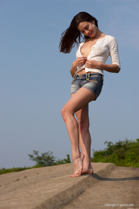 Счастливая Кетлин отдыхает на природе