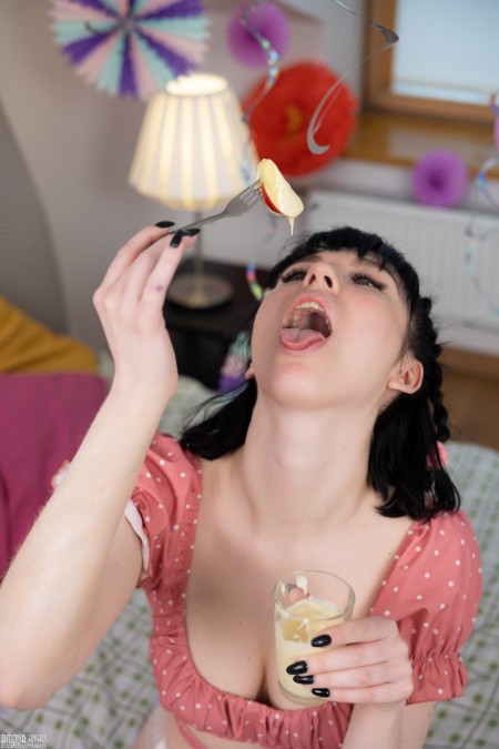 Веселая Моника: радость и чувственность