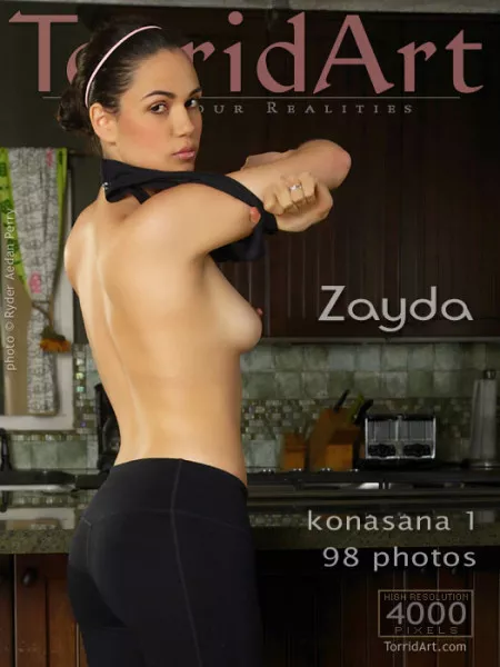 Счастливая модель Zayda T. позирует