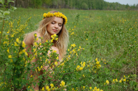 Счастливая летняя брюнетка в природе