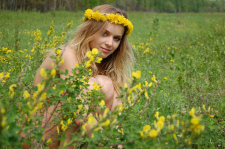 Счастливая летняя брюнетка в природе