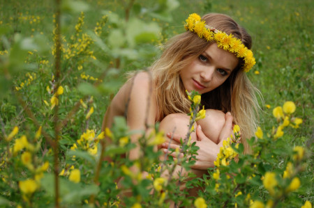 Счастливая летняя брюнетка в природе